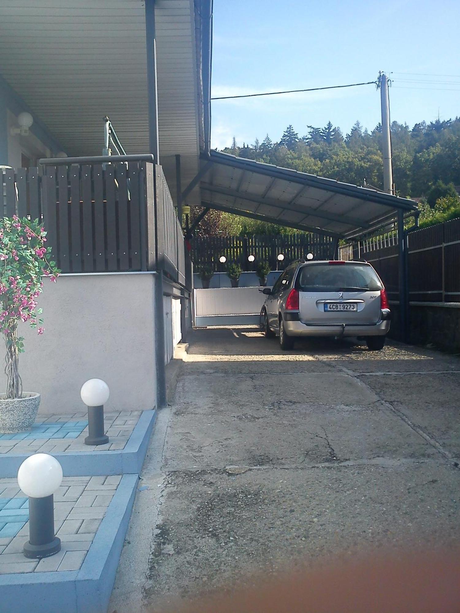 פיסק Manhattan Penzion מראה חיצוני תמונה